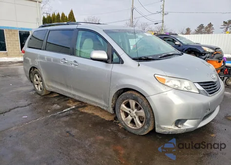2013 Toyota Sienna Le z USA, uszkodzony, nr VIN 5TDKK3DC3DS343137